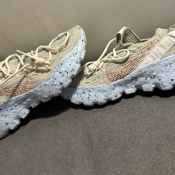 Women’s Nike shoes - Picture 1 of 3